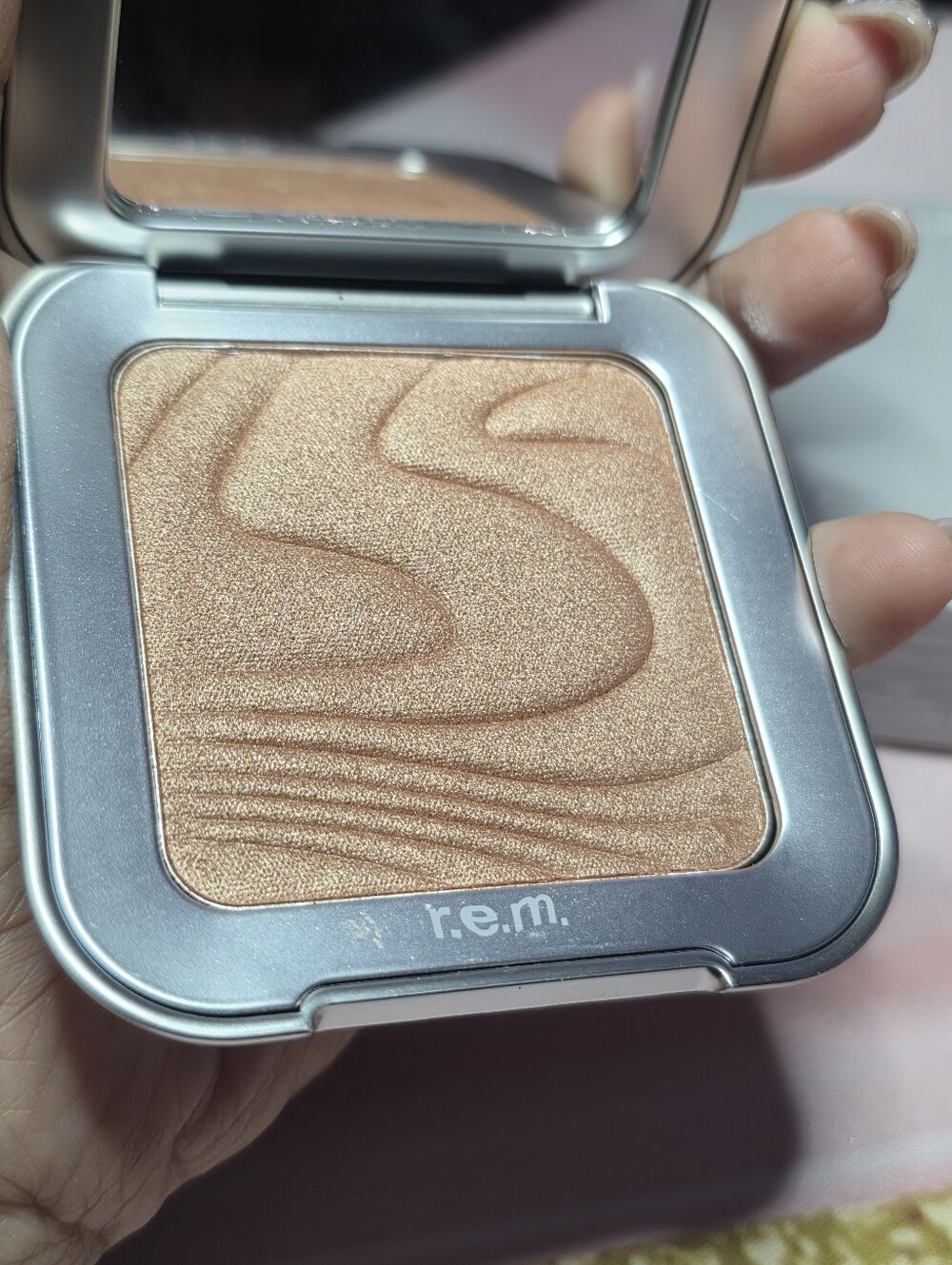 r.e.m. Luminous Highlighting Powder - Golden Peach Glow